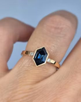 Faye - Safir & Briljantring i 18K guld