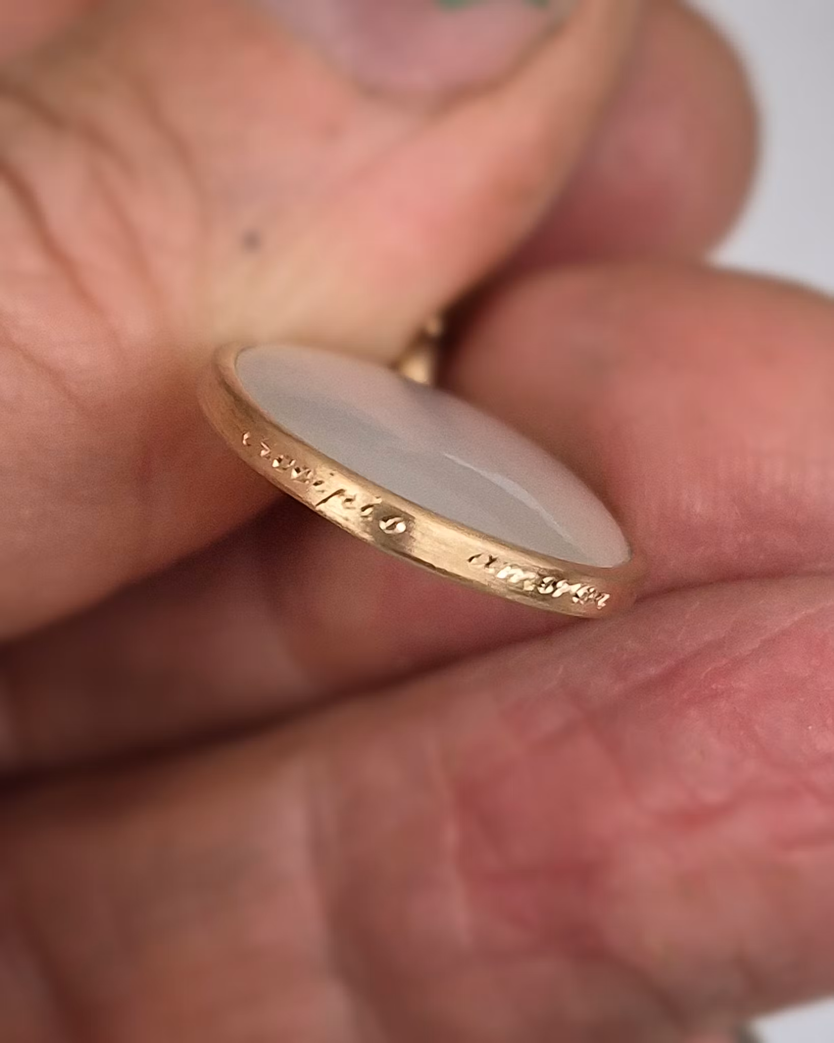 Hänge i 18K guld med Månsten
