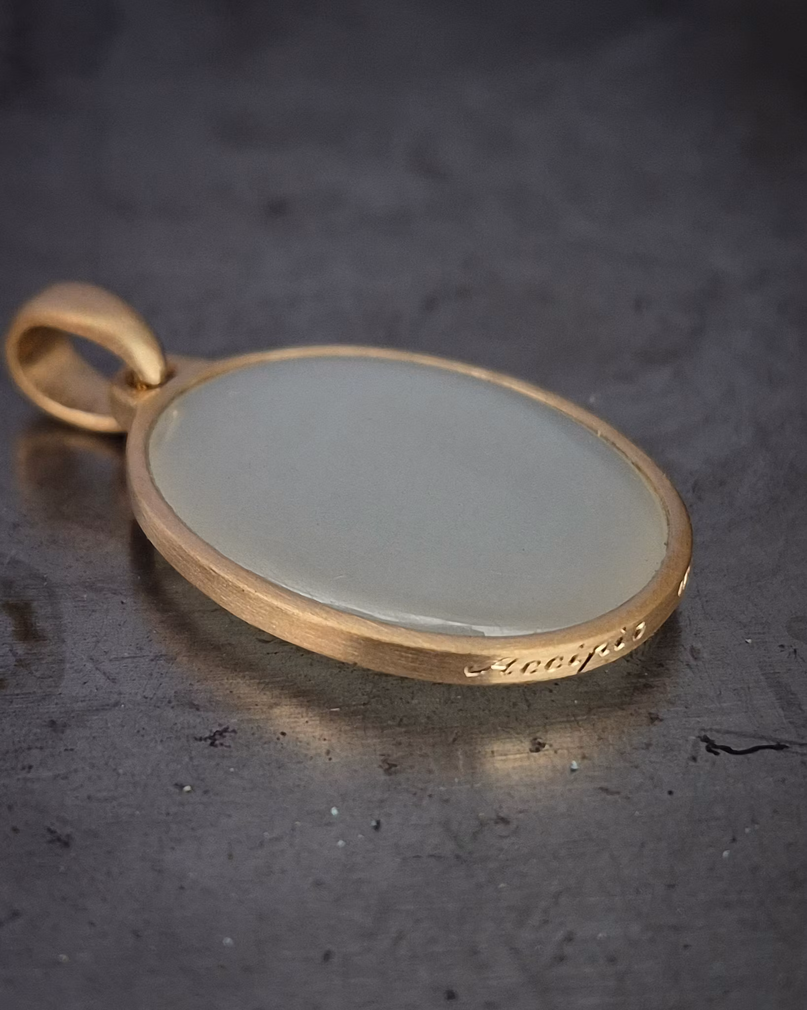 Hänge i 18K guld med Månsten