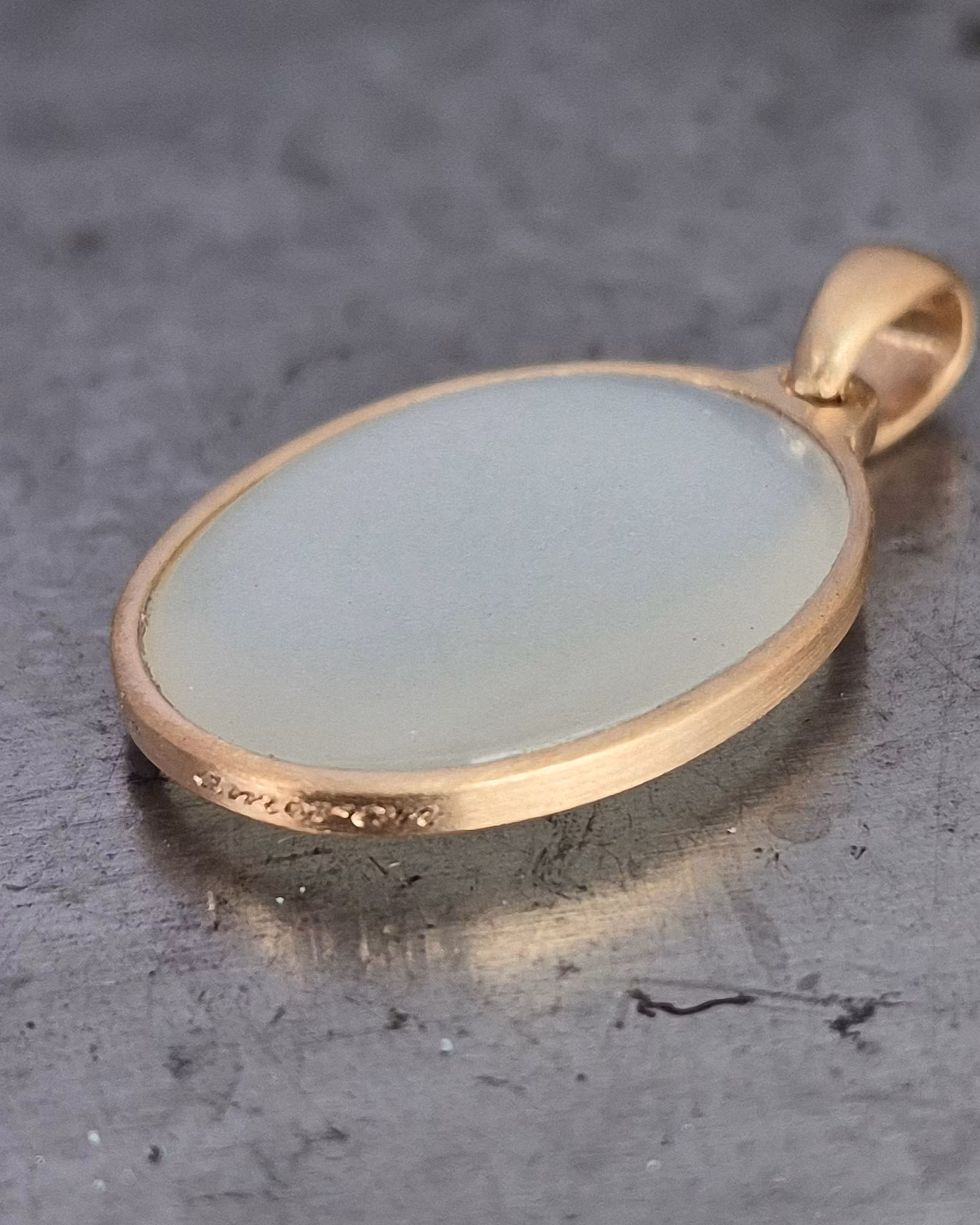 Hänge i 18K guld med Månsten