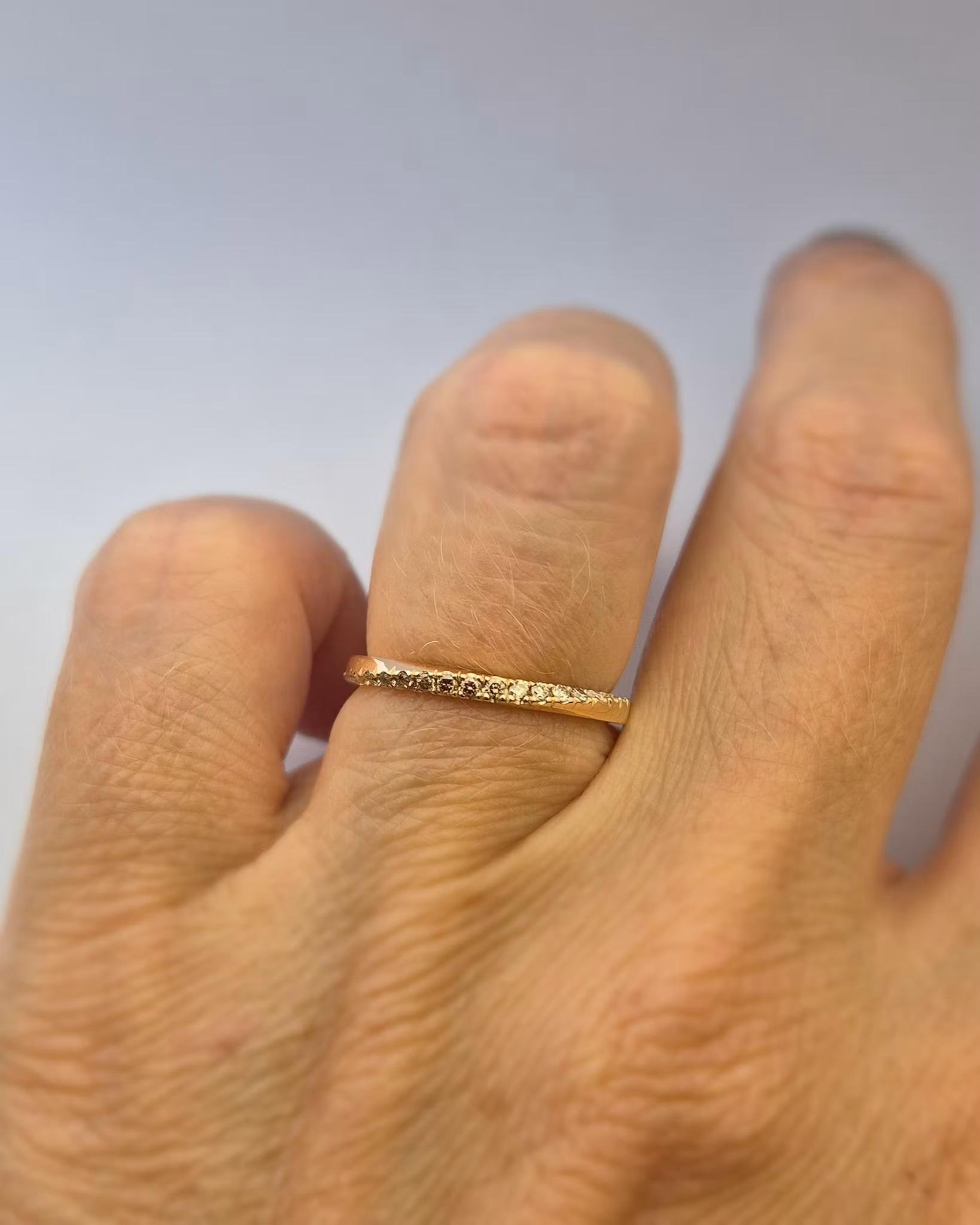 Twist i 18K guld med kaffetonade och vita briljanter
