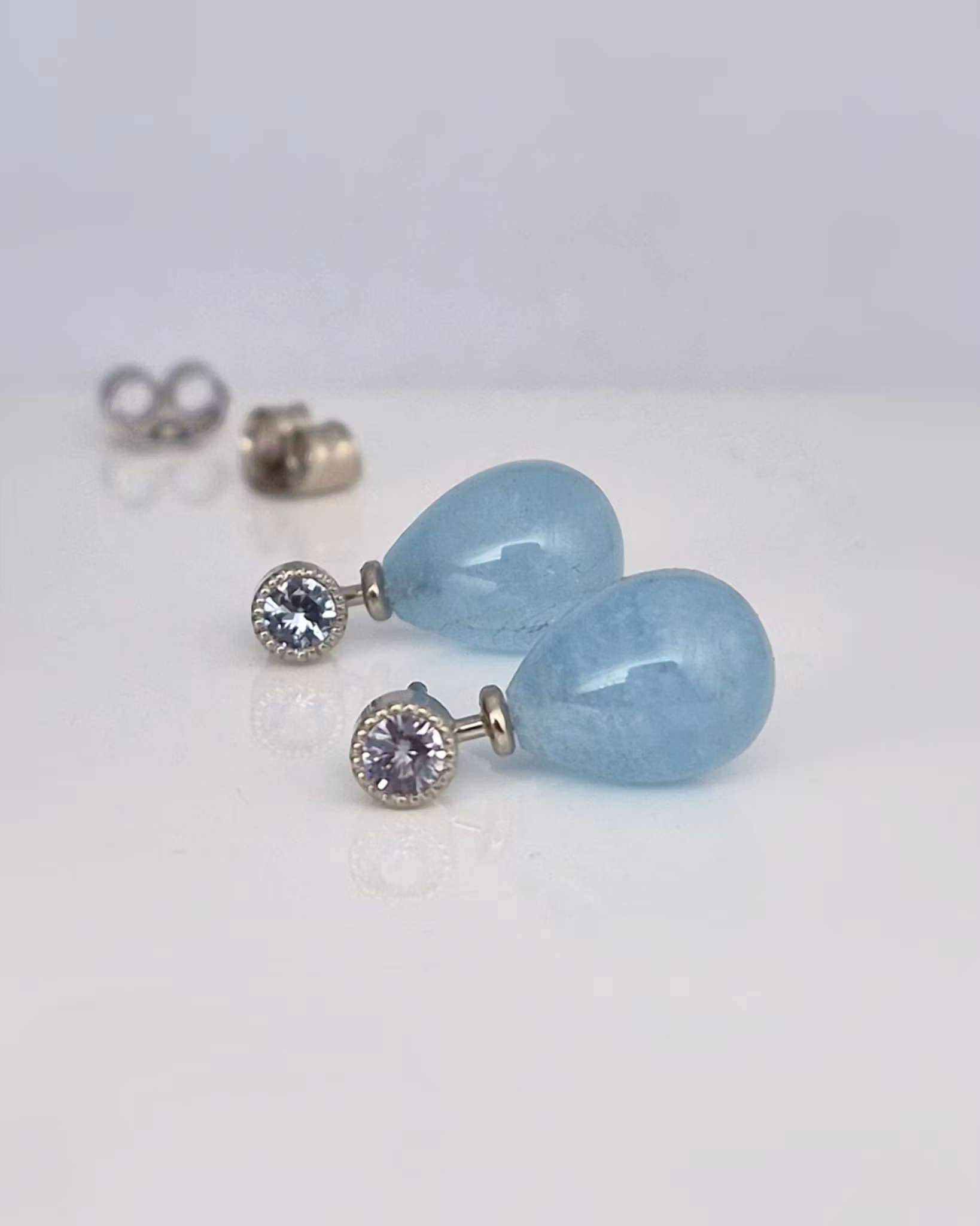 Grå Spineller med Aquamariner - örhängen i 18K vitguld med påhäng