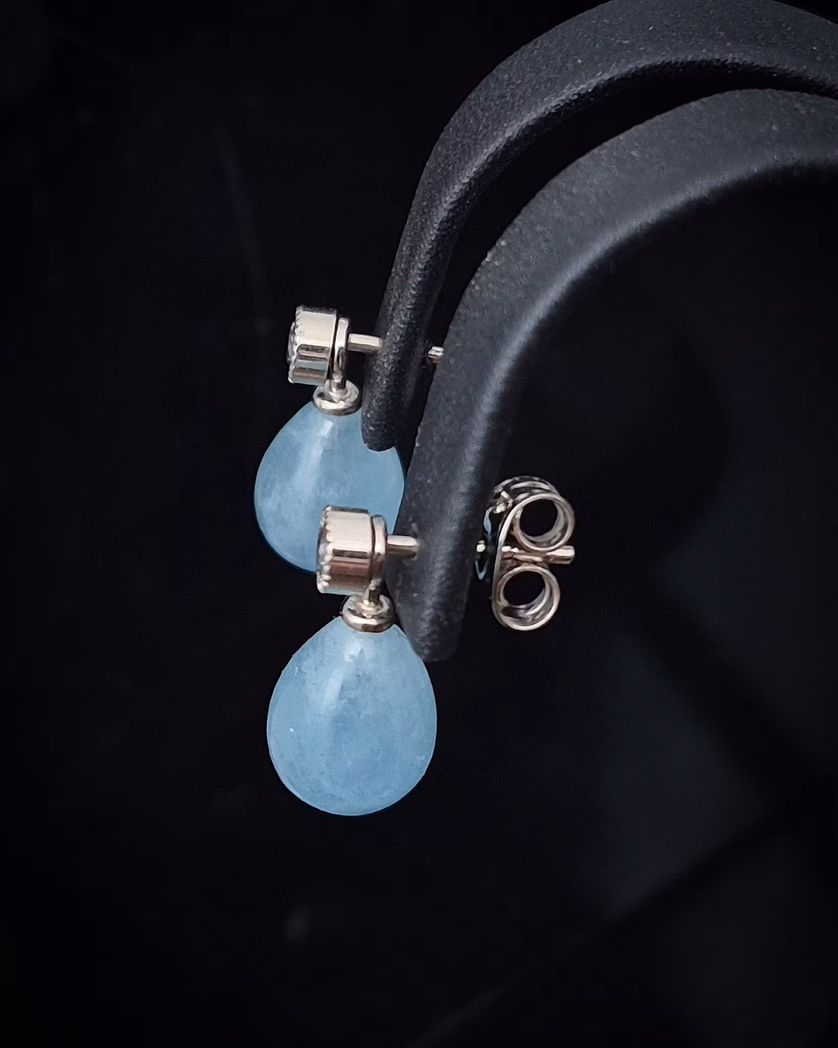 Grå Spineller med Aquamariner - örhängen i 18K vitguld med påhäng