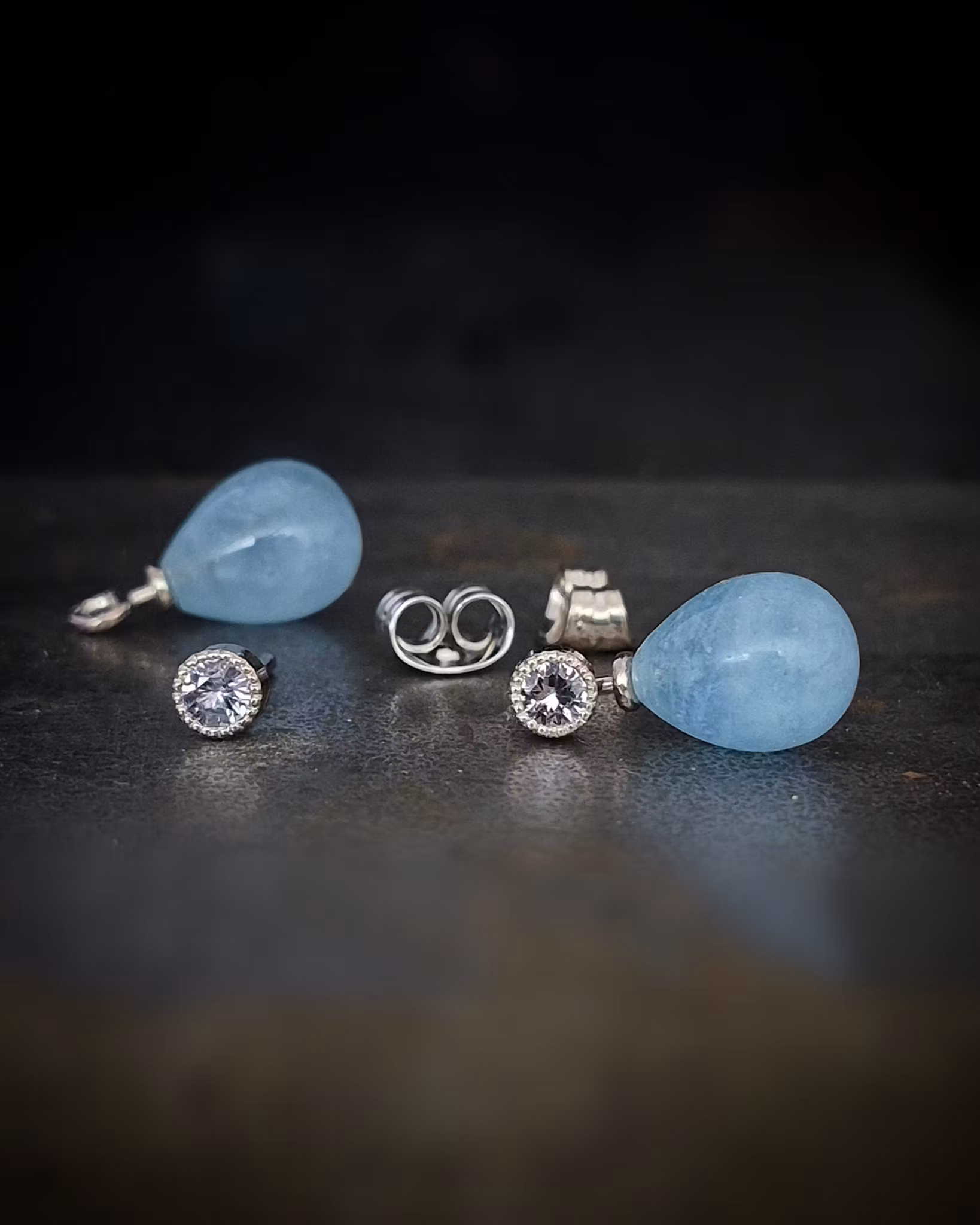 Grå Spineller med Aquamariner - örhängen i 18K vitguld med påhäng