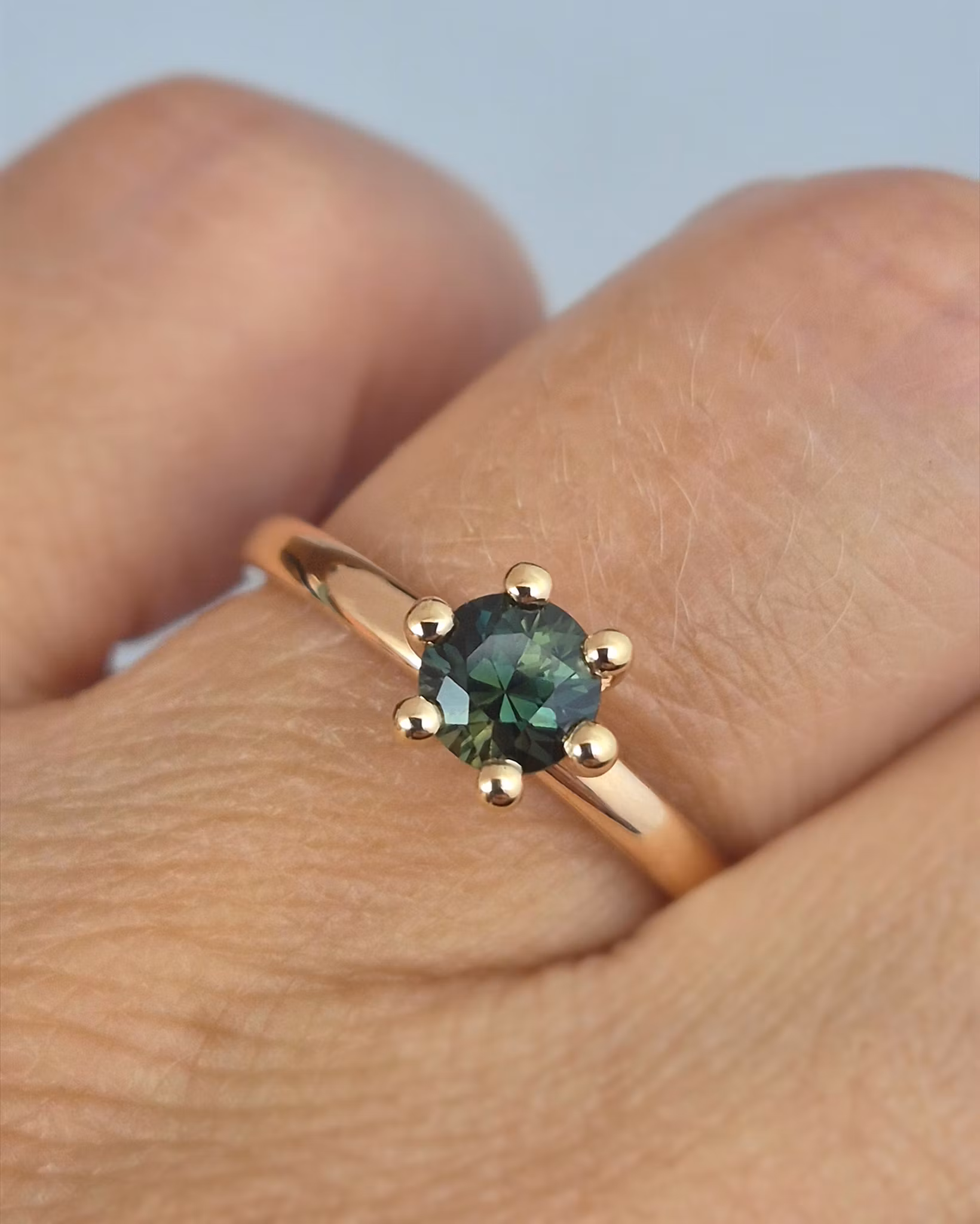 Precious six - ring i 18K guld med tealsafir
