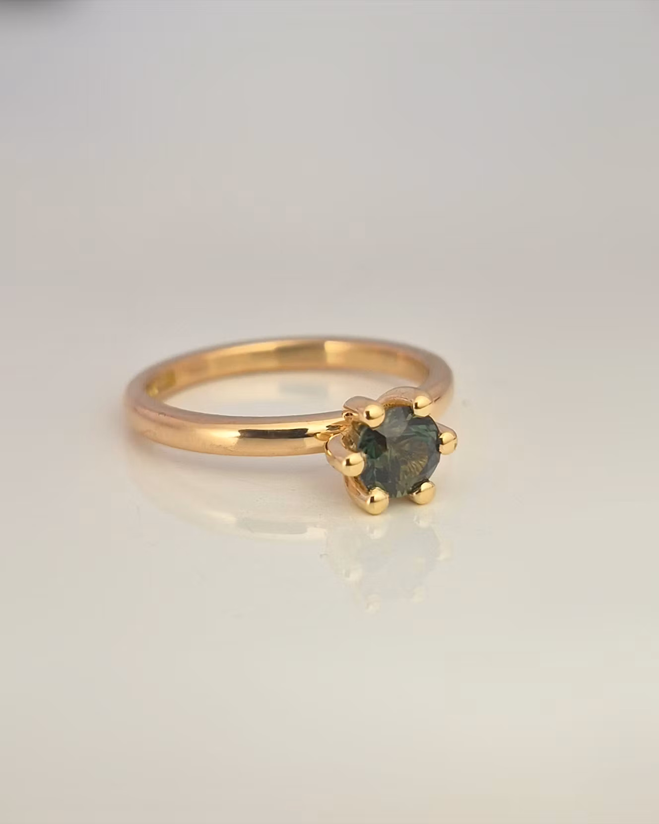 Precious six - ring i 18K guld med tealsafir