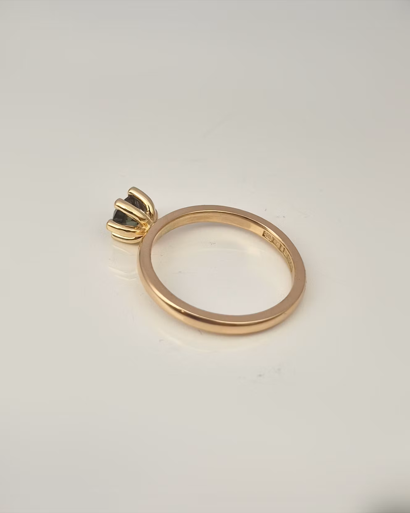 Precious six - ring i 18K guld med tealsafir