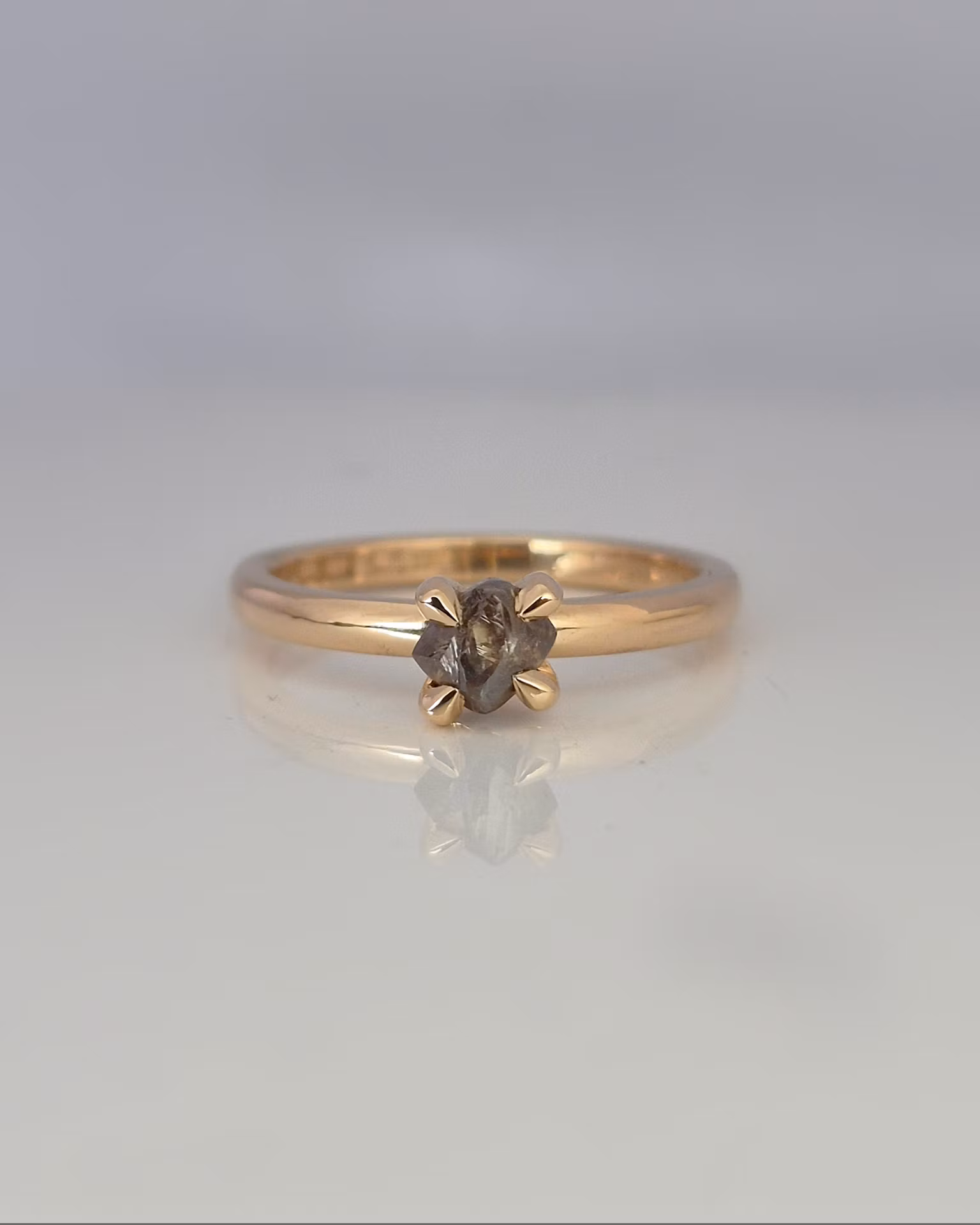 Precious Raw - rådiamantring i 18K guld