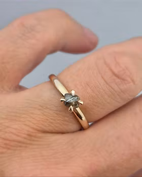 Precious Raw - rådiamantring i 18K guld