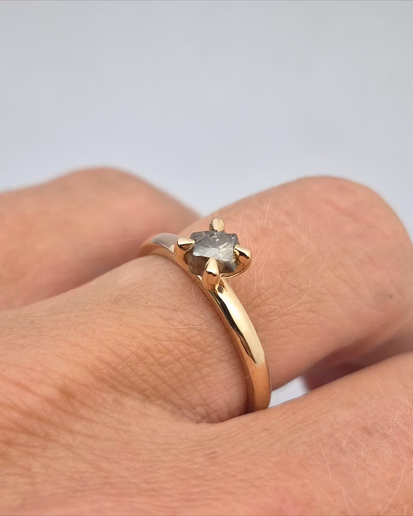 Precious Raw - rådiamantring i 18K guld