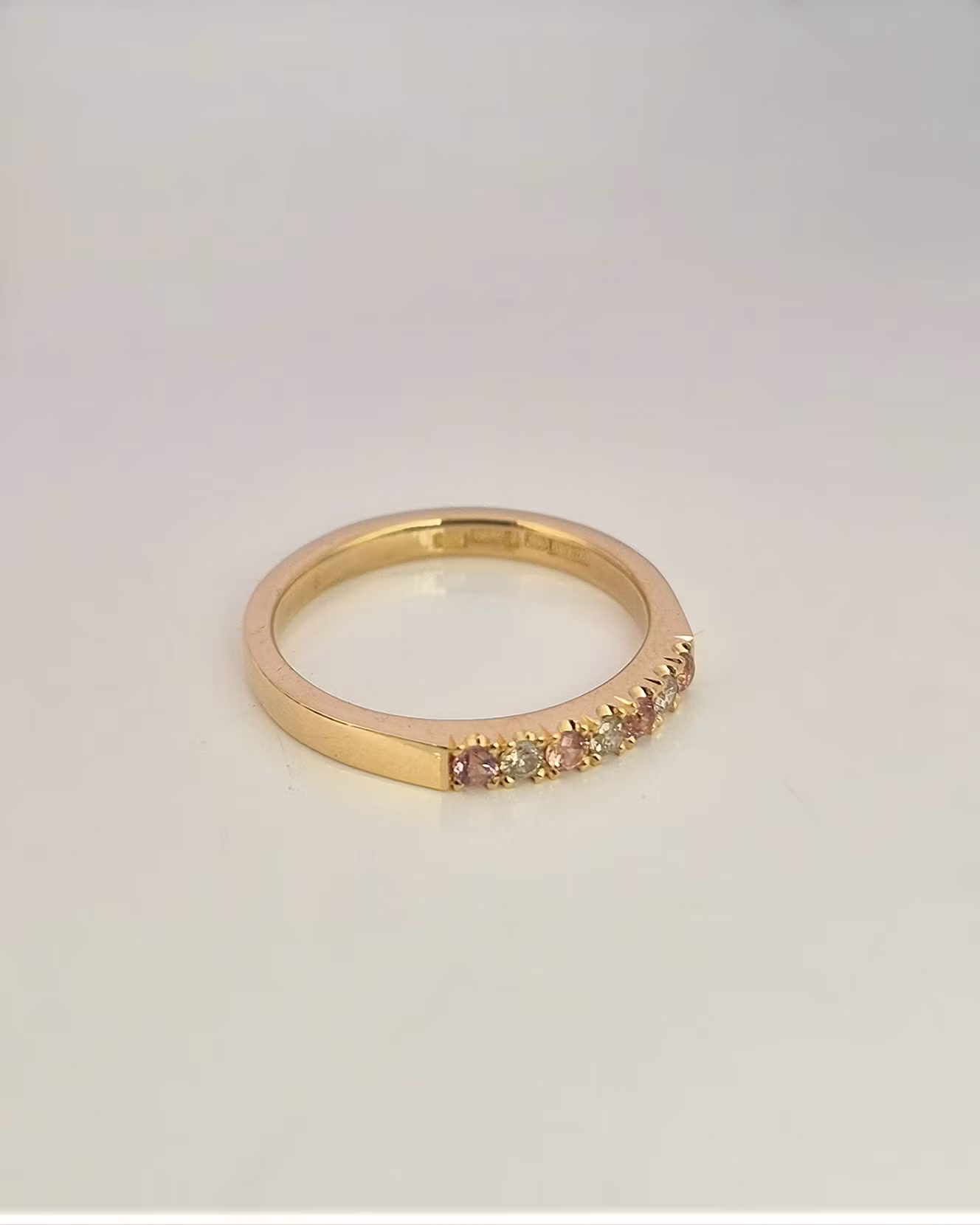 Peach & Champagne - Alliansring i 18K guld