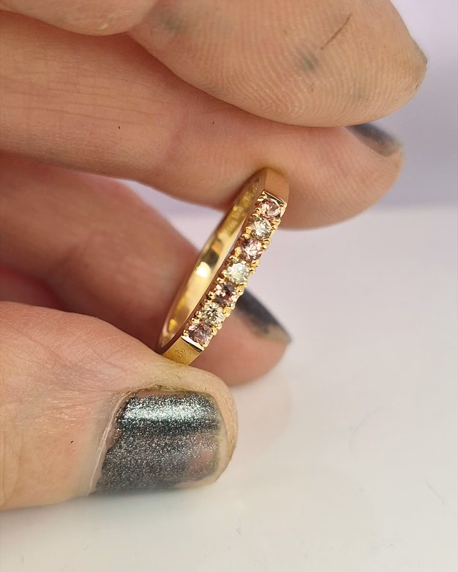 Peach & Champagne - Alliansring i 18K guld