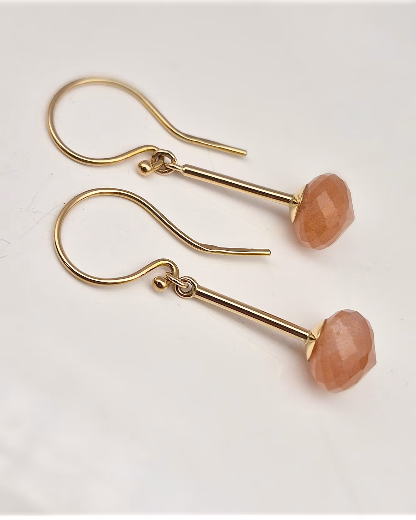 Månstenar Peach - örhängen i 18K guld