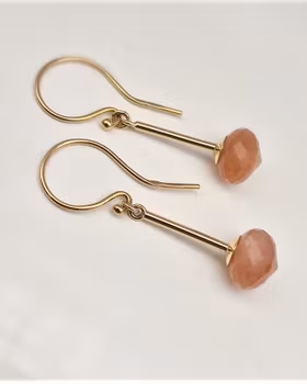 Månstenar Peach - örhängen i 18K guld