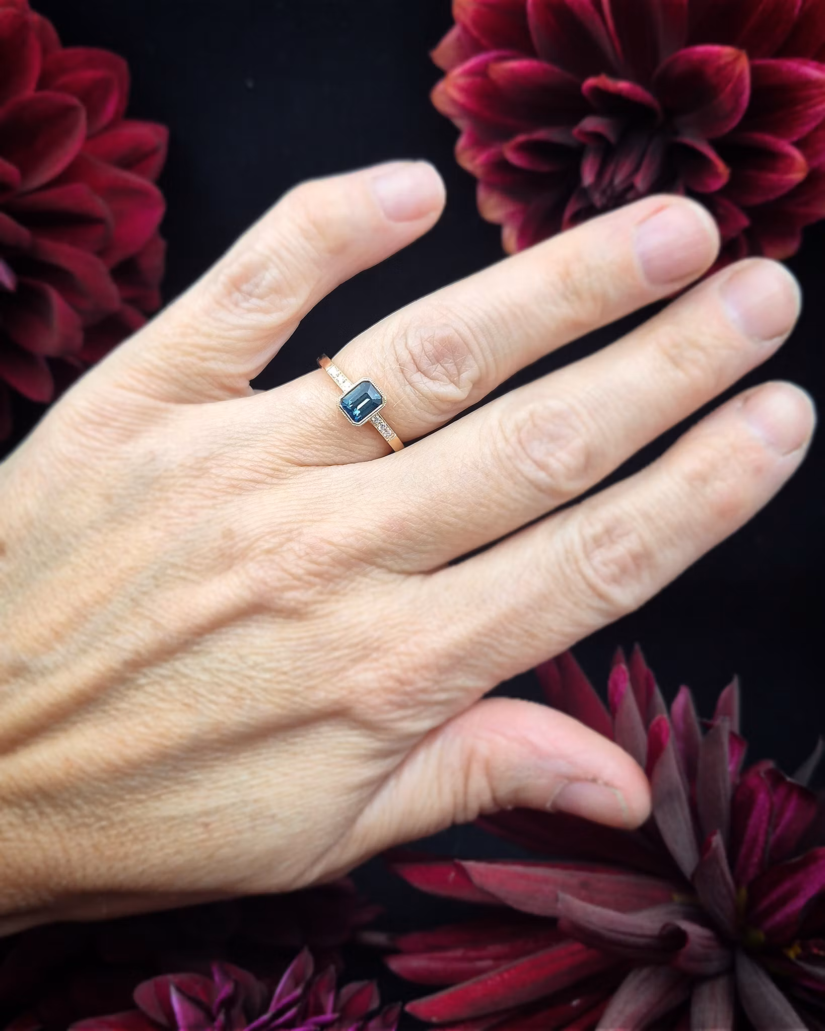 Empress Teal - Safir & briljantring i 18 K guld