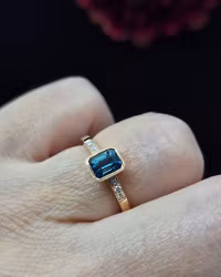 Empress Teal - Safir & briljantring i 18 K guld