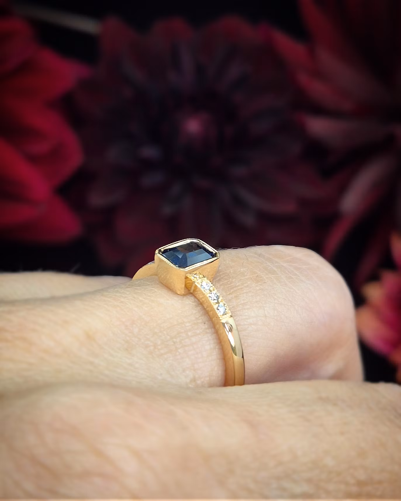 Empress Teal - Safir & briljantring i 18 K guld