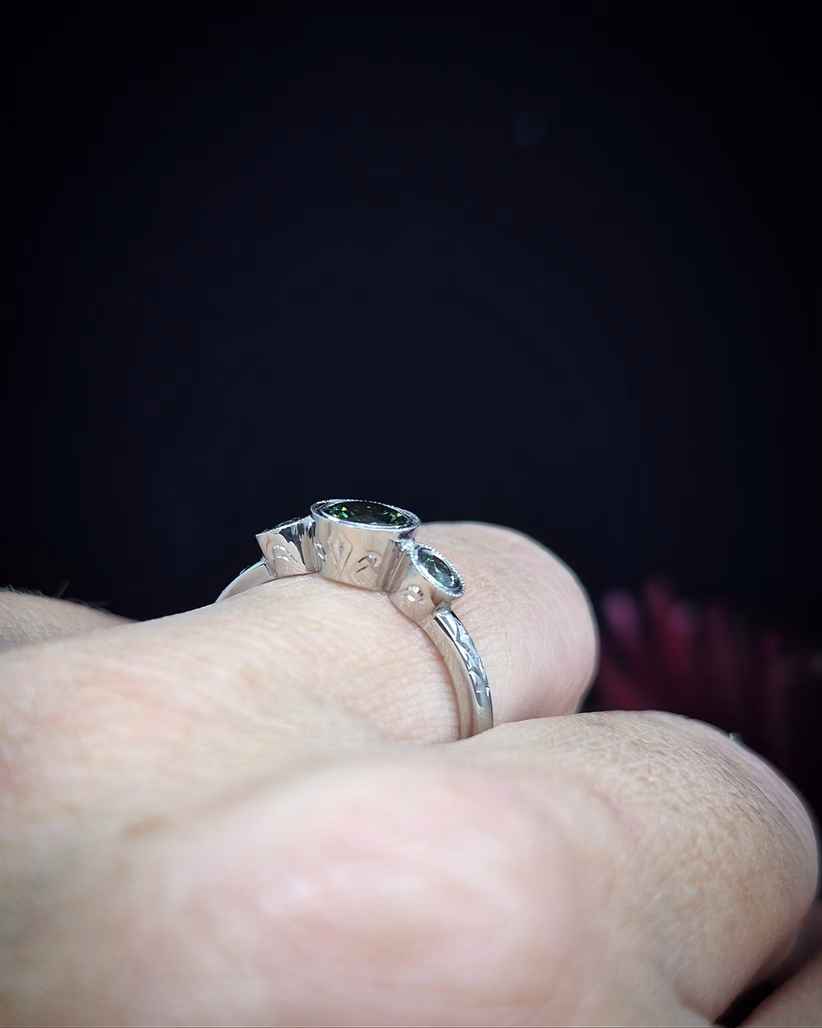 Fairytale white Forest - Safirring i 18K vitguld med handgravyr