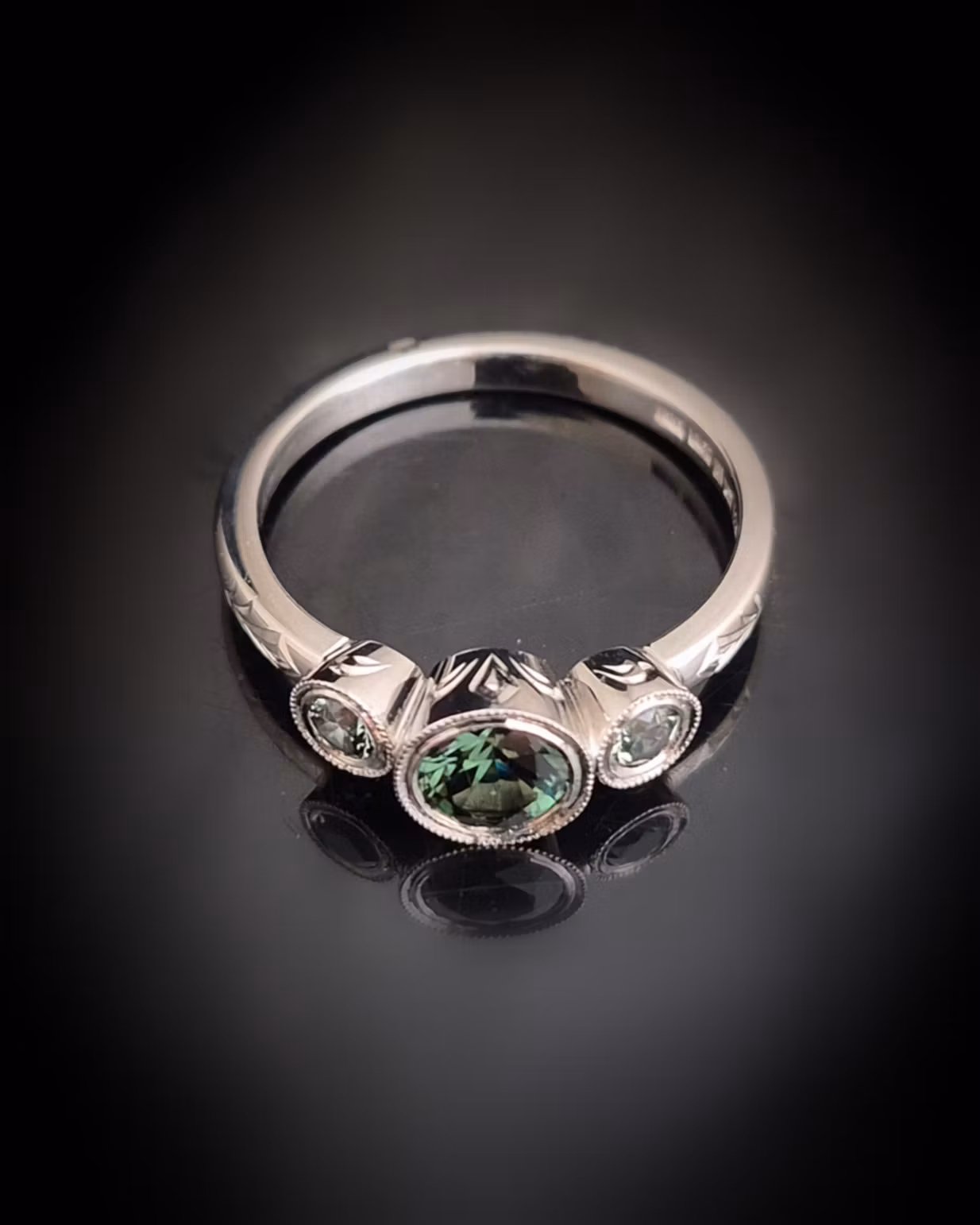 Fairytale white Forest - Safirring i 18K vitguld med handgravyr