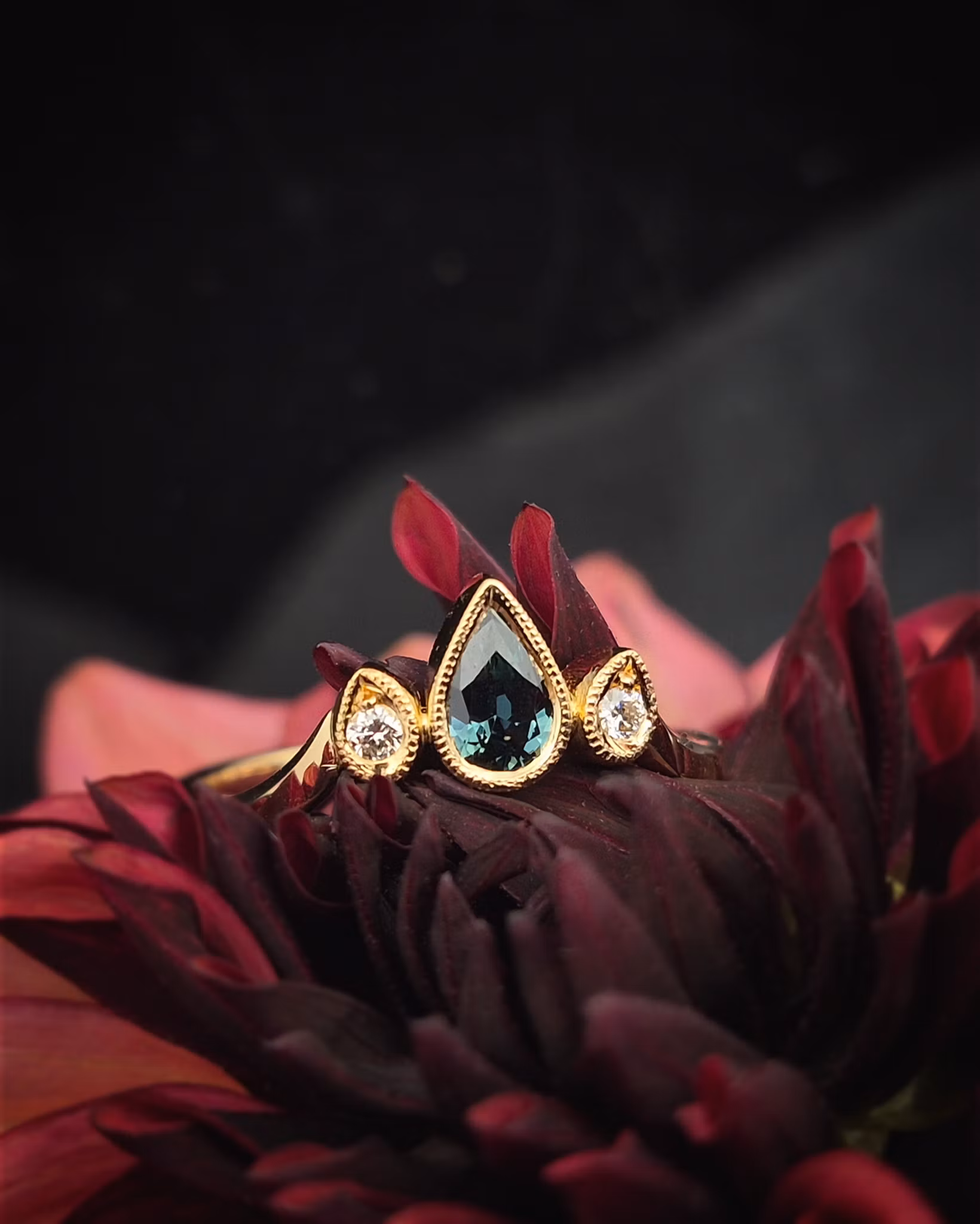 Teal drop with company - Safir & briljantring i 18 K guld