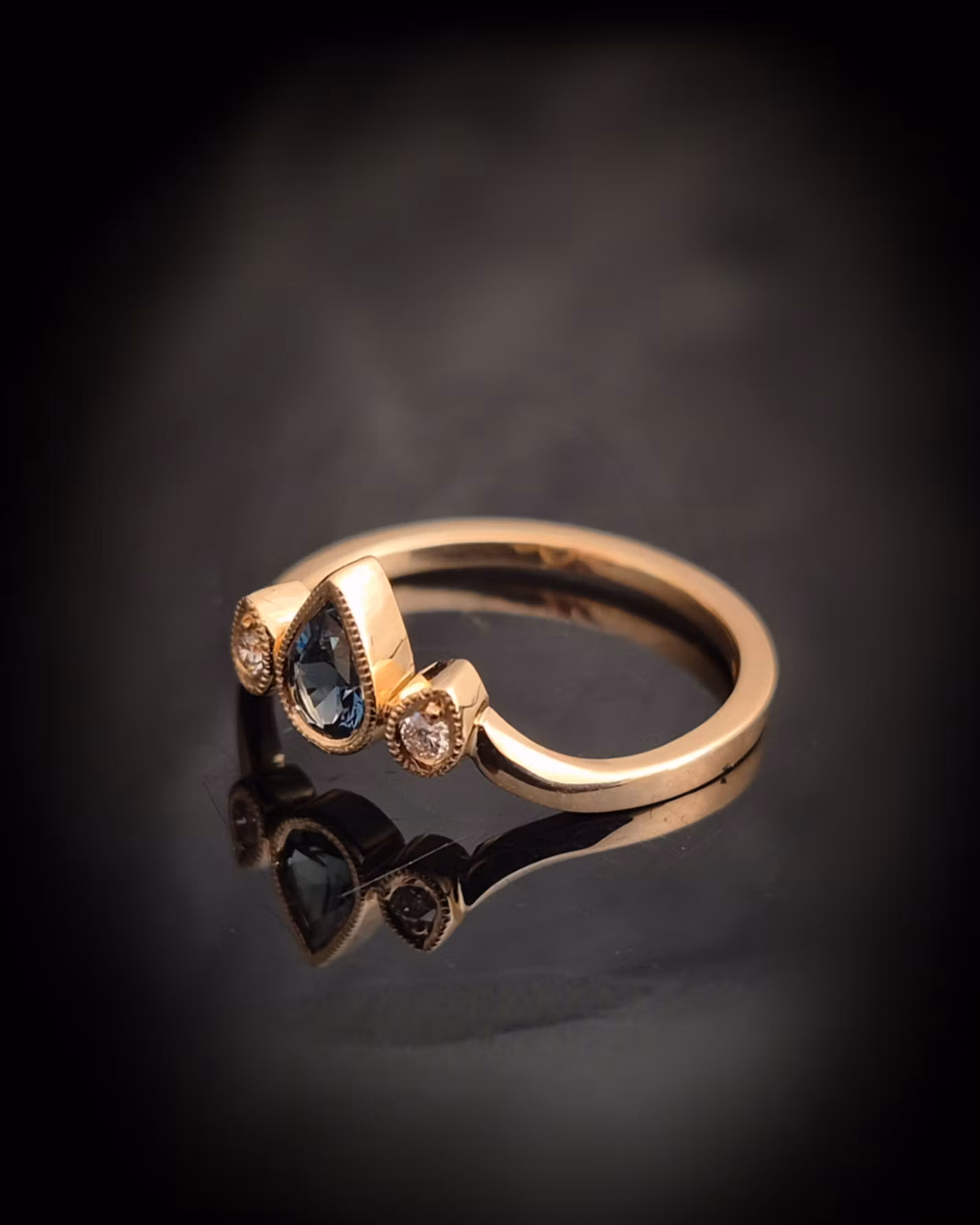 Teal drop with company - Safir & briljantring i 18 K guld