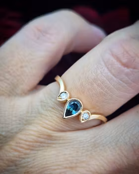 Teal drop with company - Safir & briljantring i 18 K guld