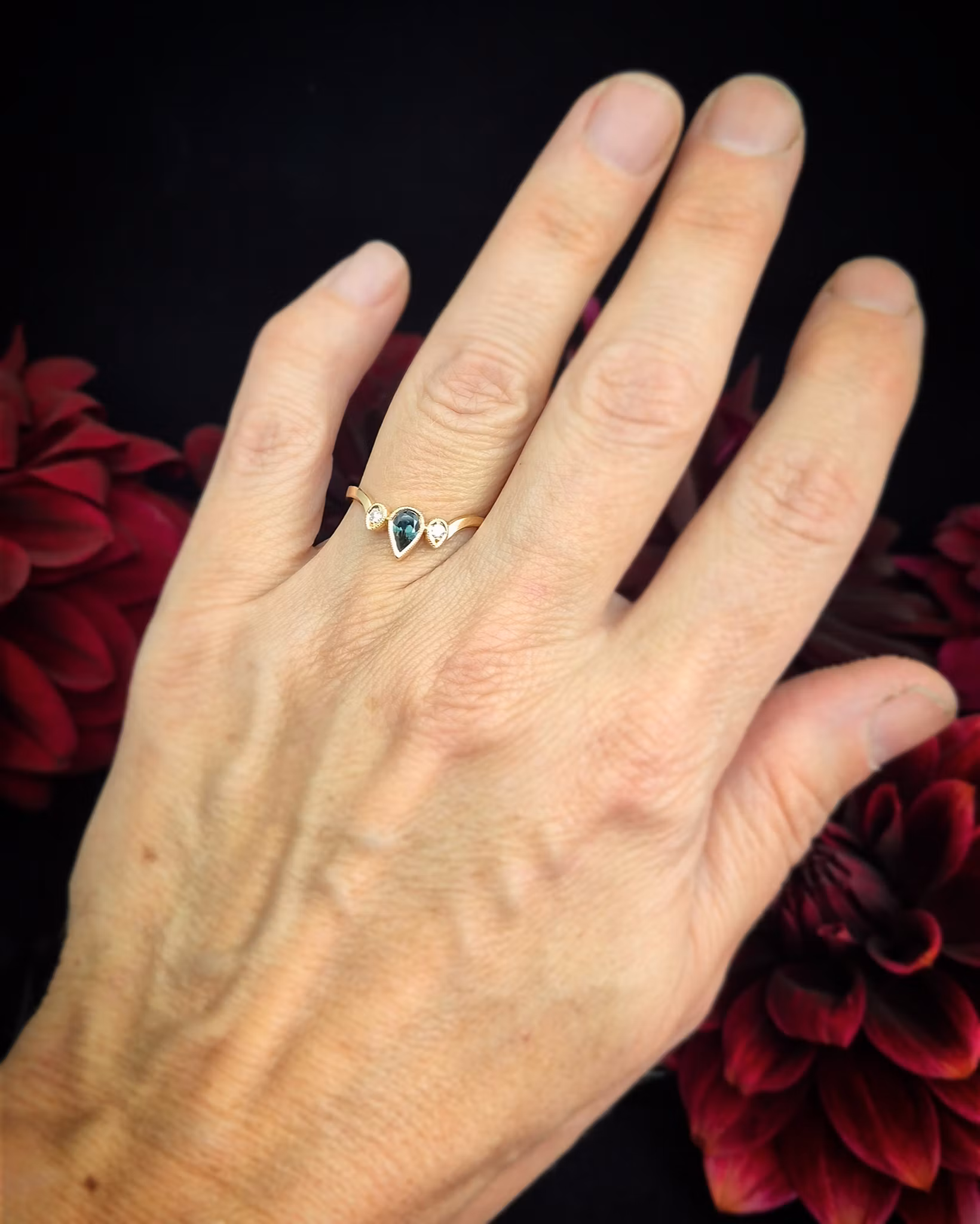 Teal drop with company - Safir & briljantring i 18 K guld