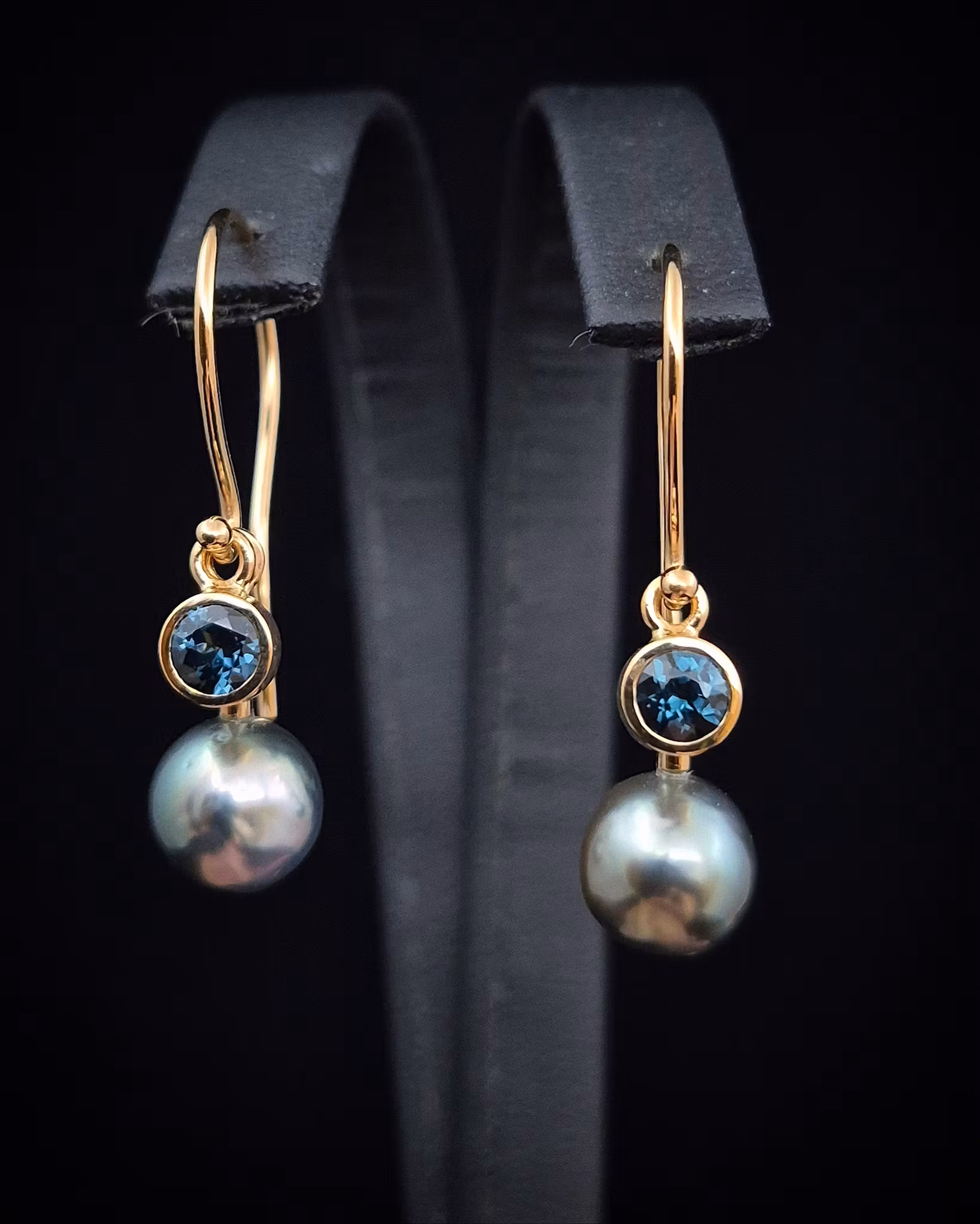 Tahitipärlor & Spineller - Teal & blå kombinationsörhängen i 18K guld