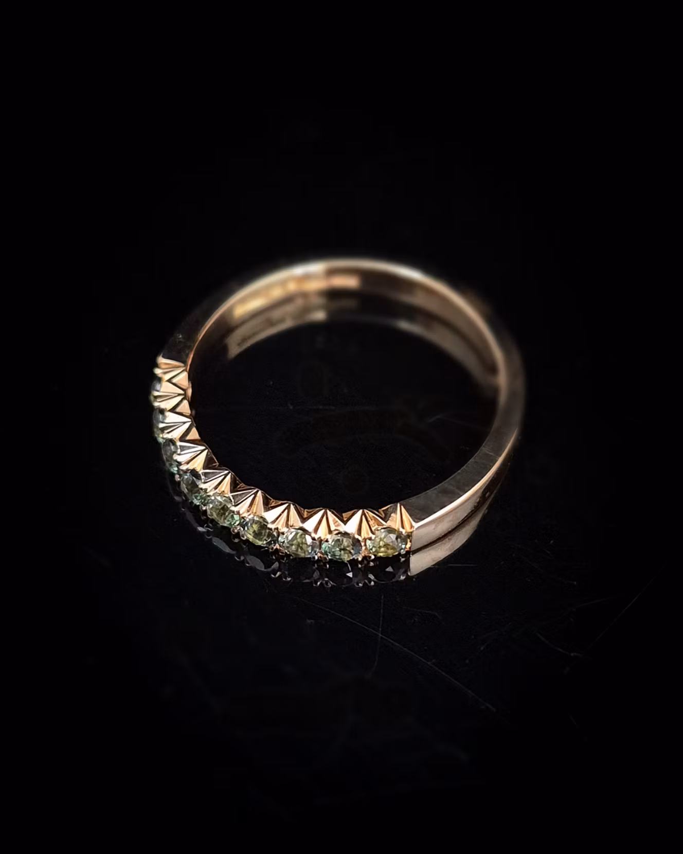 Tant Teal Fishtail - Alliansring i 18K med Safirer