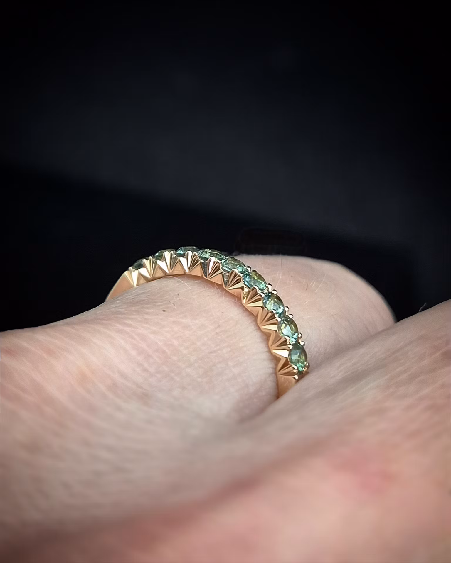 Tant Teal Fishtail - Alliansring i 18K med Safirer