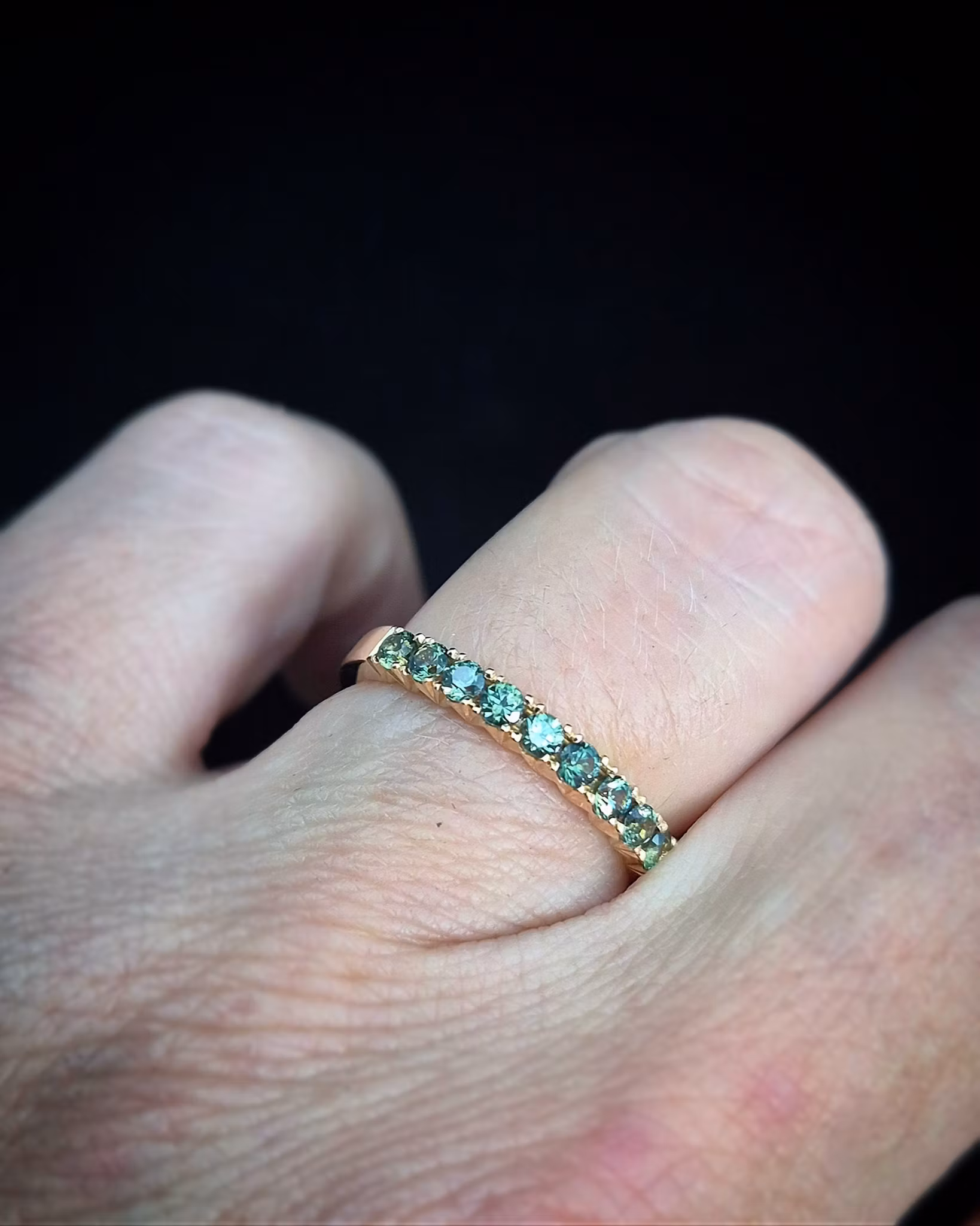 Tant Teal Fishtail - Alliansring i 18K med Safirer