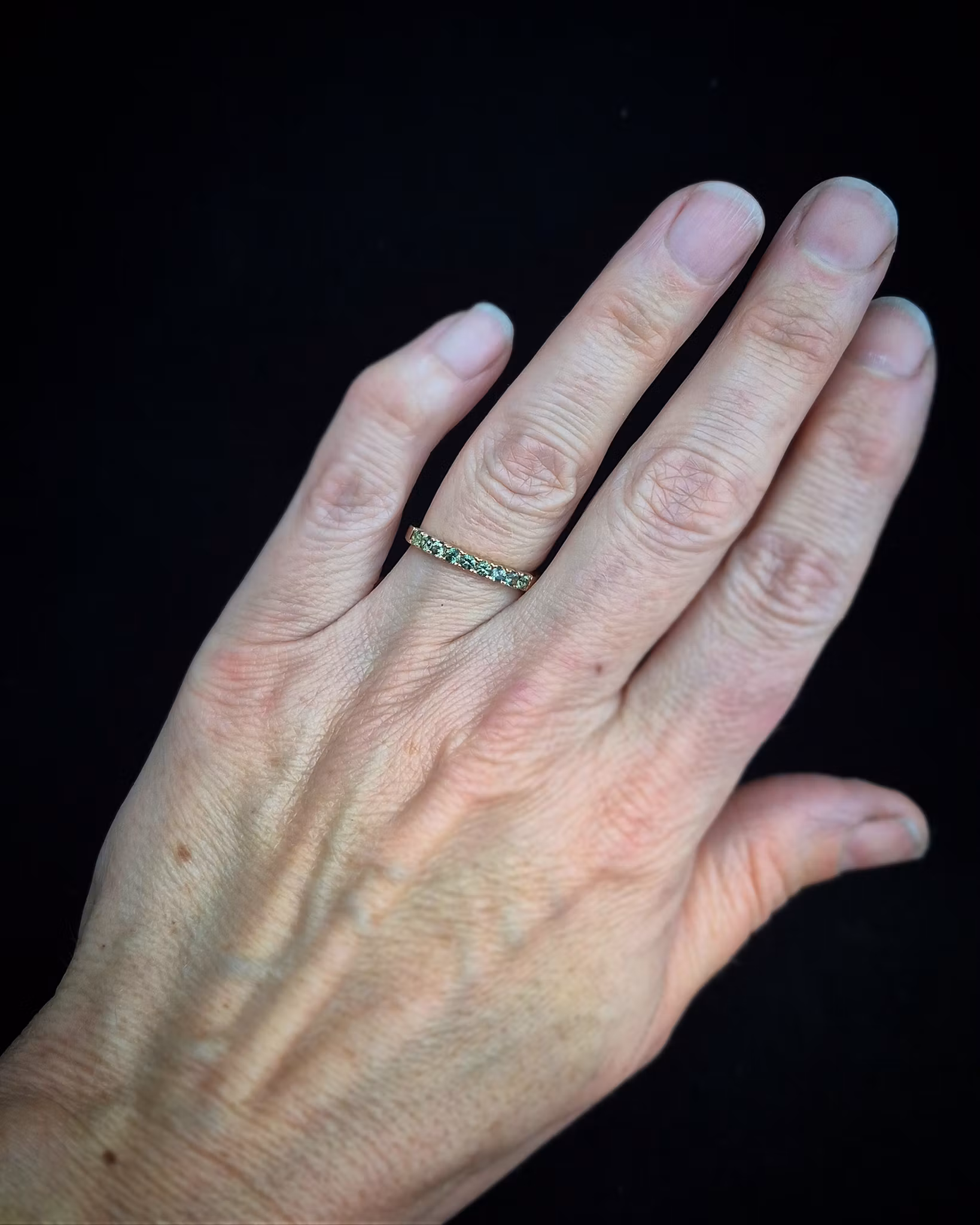 Tant Teal Fishtail - Alliansring i 18K med Safirer