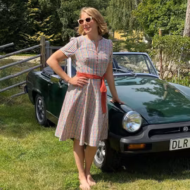 Rutig klänning med vid kjol