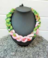 Flätat halsband, rosa/grön