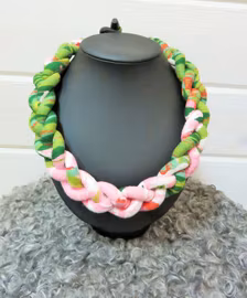 Flätat halsband, rosa/grön