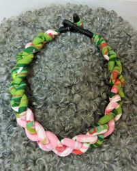 Flätat halsband, rosa/grön