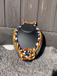 Dubblet halsband med knut. svart/rost/grön
