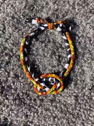 Dubblet halsband med knut. svart/rost/grön