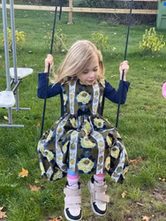Flickklänning med fina rosor