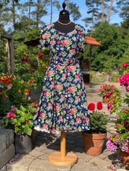 Blommig klänning "Sommaräng"