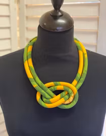 Dubbelt halsband med knut gul/grön
