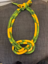 Dubbelt halsband med knut gul/grön