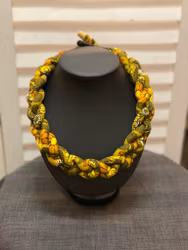 Flätat halsband i retrotyg