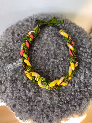 Flätat halsband gul/gröna nyanser