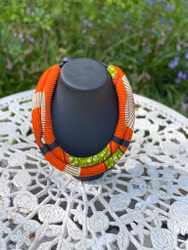 Orange/grönt lysande halsband