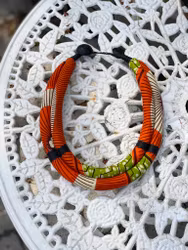 Orange/grönt lysande halsband