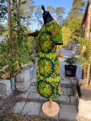 Figurnära klänning  lysande gröna blommor