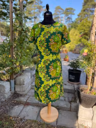 Figurnära klänning  lysande gröna blommor
