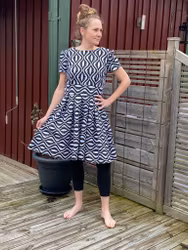 Svart/vit klänning i 50-talsmodell