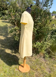 Enfärgad klänning modell ”V”